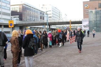 Ennen conin aukeamista conipaikan läheisyydessä oli jäätävät jonot.